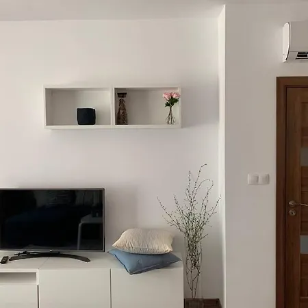 Apartment 2 Bedroom Across The Sea Garden - Brand New, Parking *