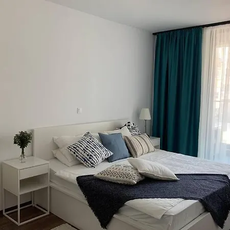 2 Bedroom Across The Sea Garden - Brand New, Parking